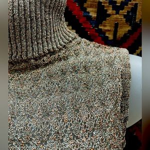 Pois Women’s Elegant Turtleneck Tank. EUC. Size Small. Made in Italy.